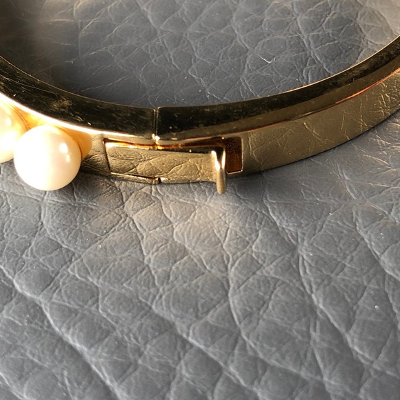 Kate Spade New York Bracelet Pearly Delight Faux Pearls Gold Tone Hinged Bangle - Picture 7 of 11